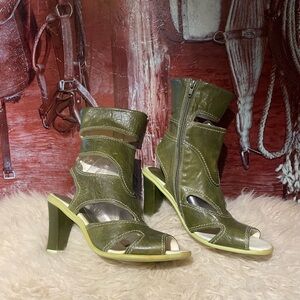 Eject green leather shoes